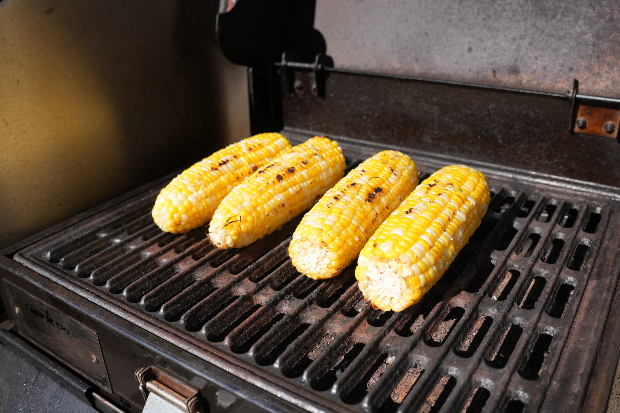 4 ears of corn on the grill.