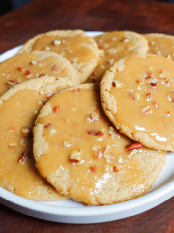 A plate of praline cookies.