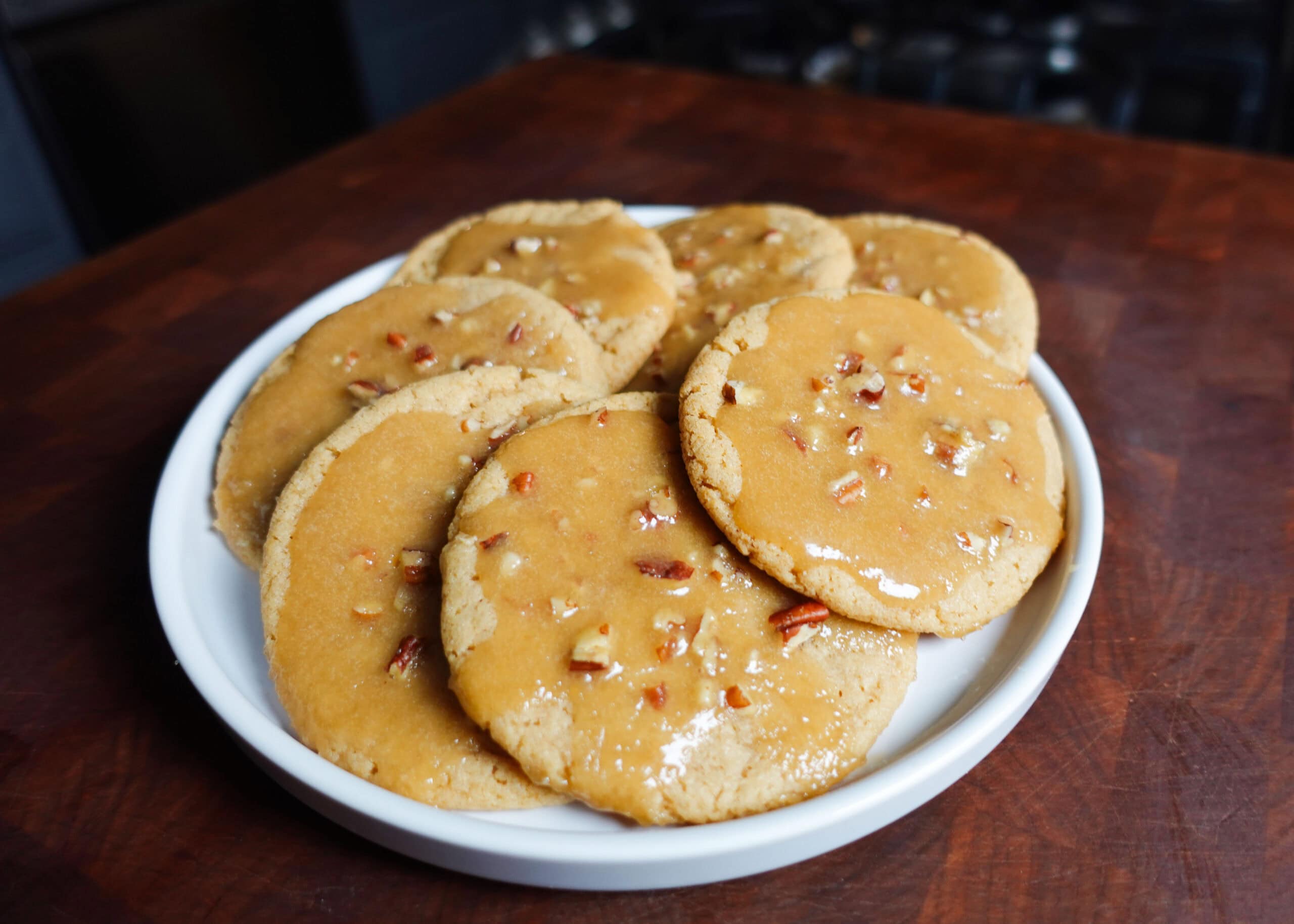 A plate of praline cookies.