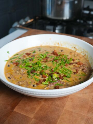 A bowl of black-eyed peas.