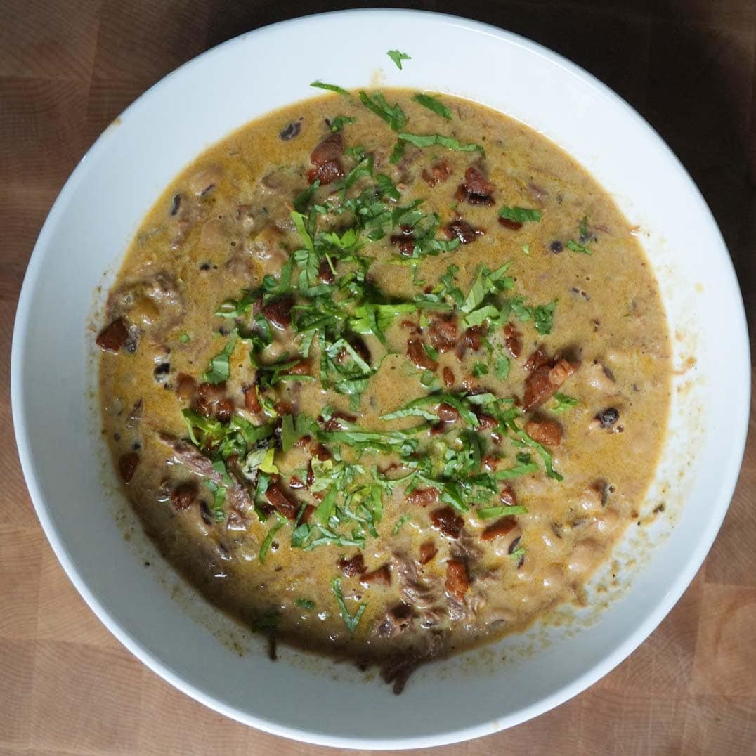 A bowl of black-eyed peas.