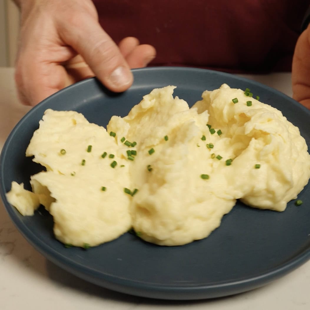 A plate of mashed potatoes.