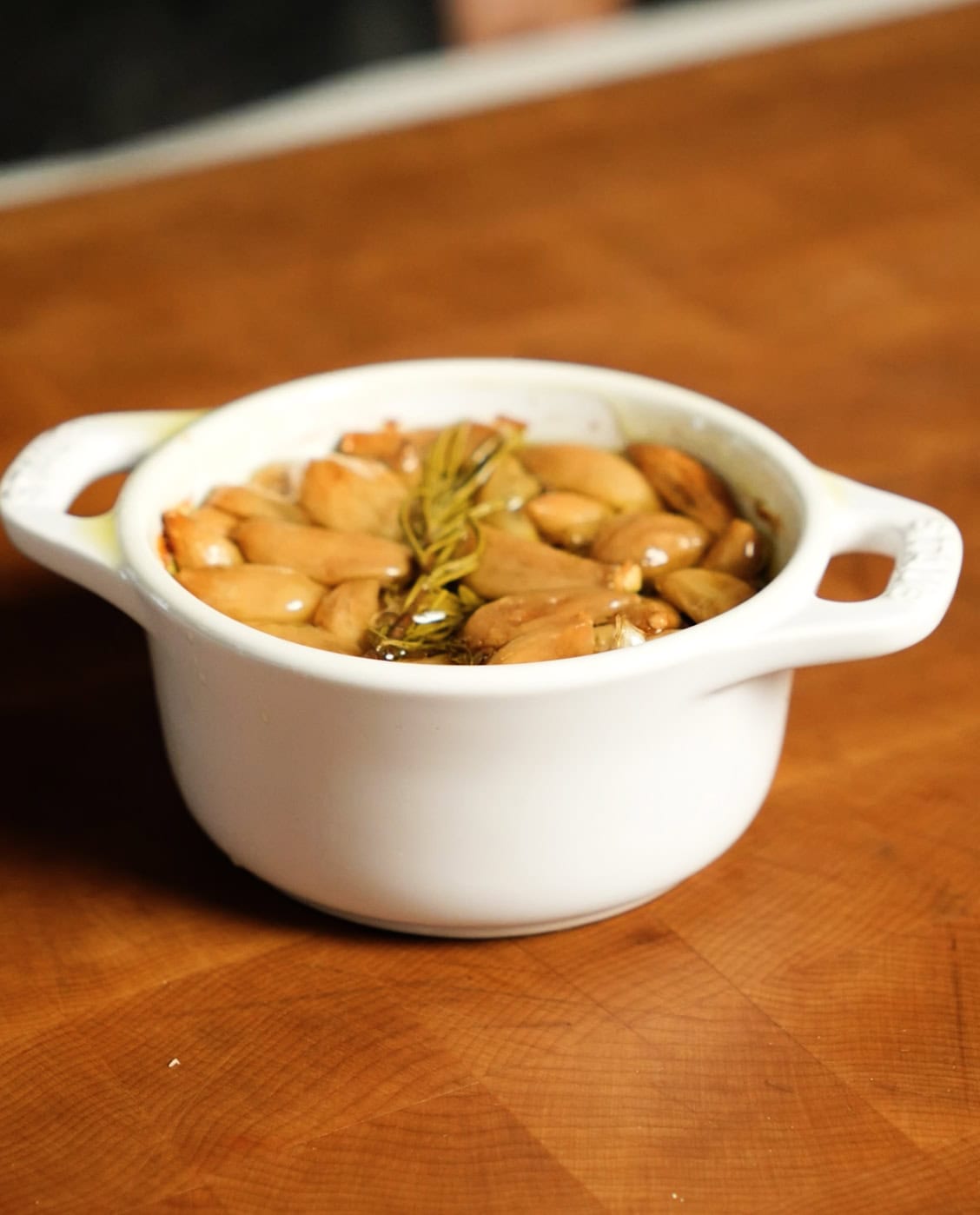 Cooked garlic confit in a dish.