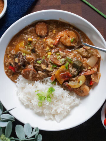A bowl of gumbo with shrimp and rice.