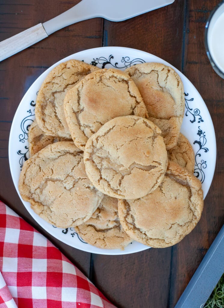 A top view of a plate of golden brown cookies. 