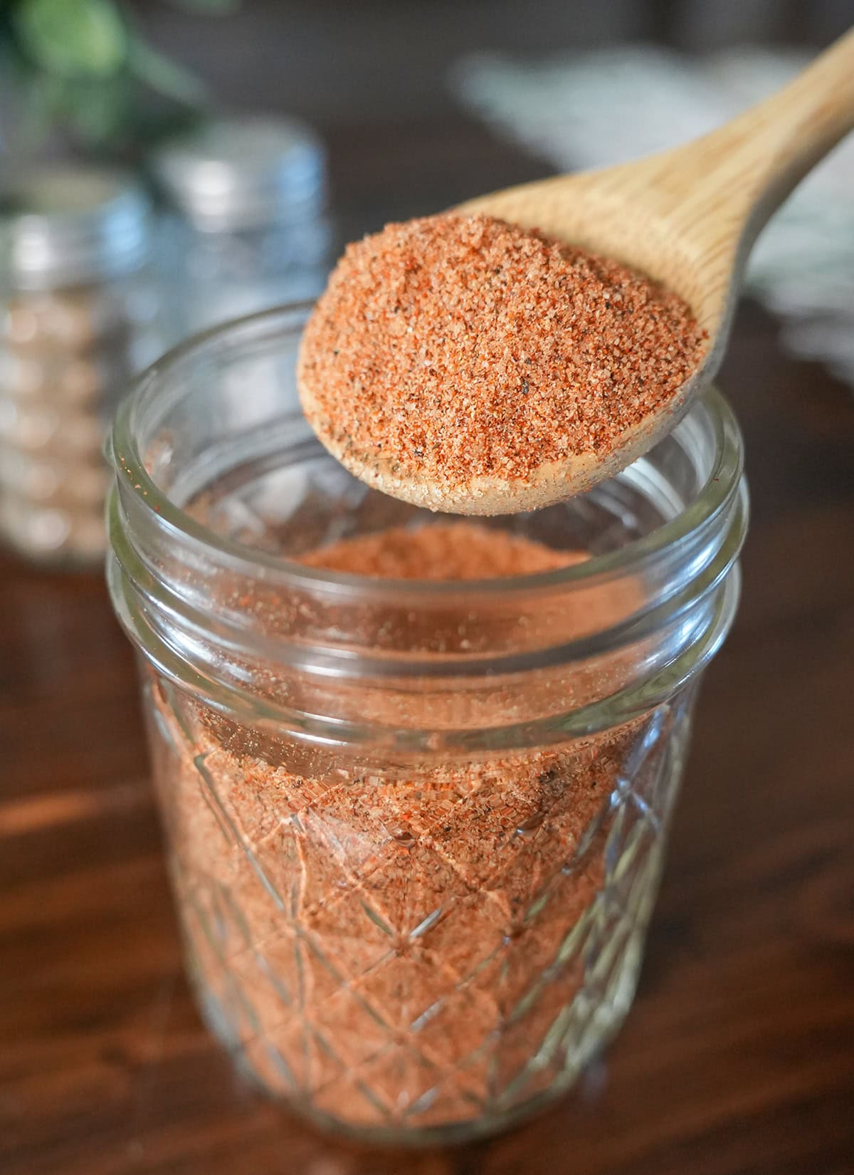 a spoon full of a dry rub for pulled pork.