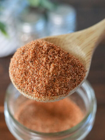 pulled pork dry rub on a spoon.