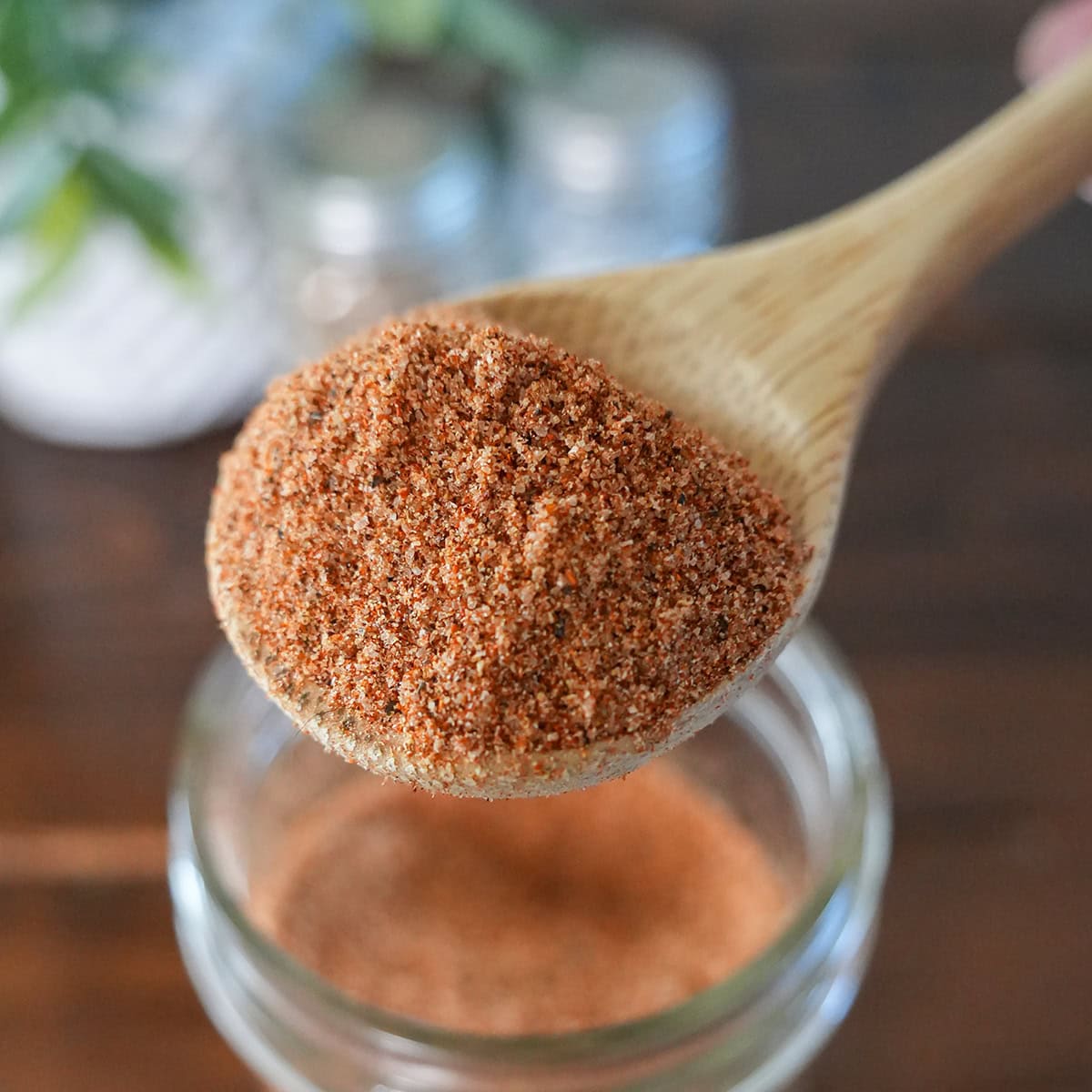 pulled pork dry rub on a spoon.