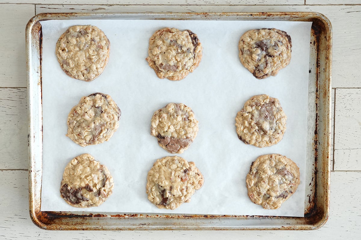 9 baked cookies on a backing sheet.